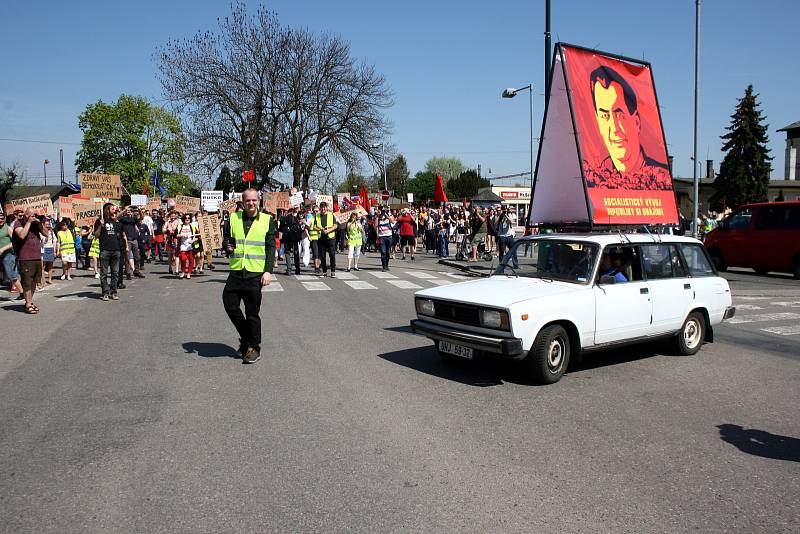 Demonstrace před Obecním domem v Nymburce kvůli účasti prezidenta Miloše Zemana na sjezdu Komunistické strany Čech a Moravy.