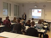 Učitel Gymnázia Bohumila Hrabala Pavel Kotyza vyučuje mladé Francouze v jejich mateřštině.