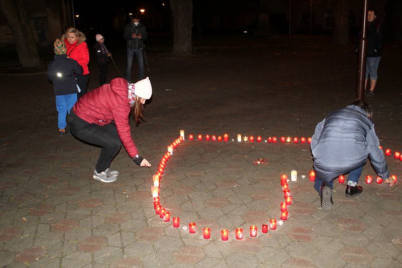 V Městci Králové zapálili svíčky ve tvaru srdce.