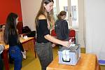 Studentky zdravotnické školy v Nymburce si zkusily volit nanečisto.