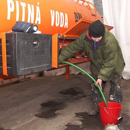 "Museli jsme  řešit nedostatek pitné vody. Lidé byli zásobeni cisternami," poznamenal starosta.