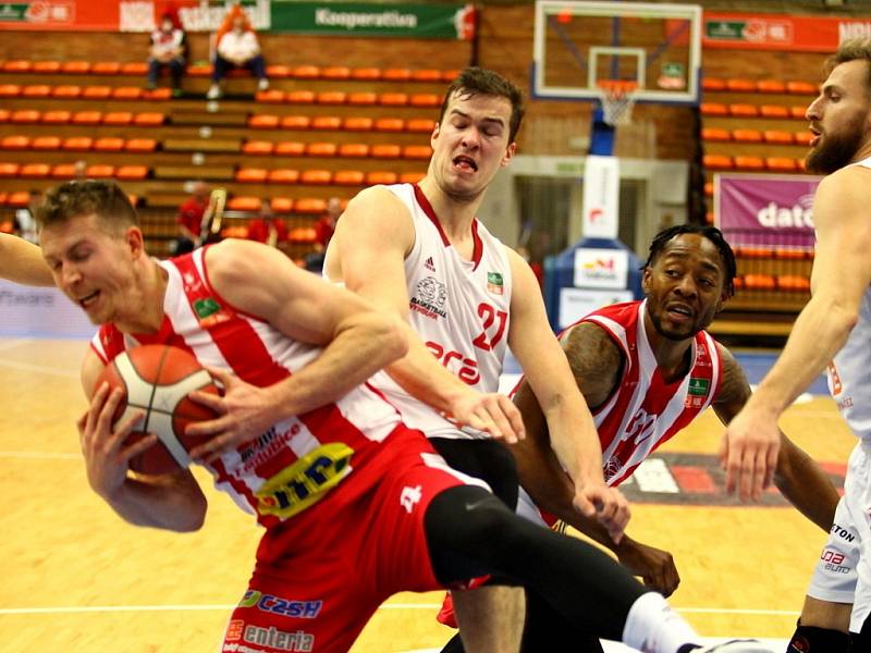 Z basketbalového utkání Kooperativa NBL Nymburk - Pardubice (99:78)