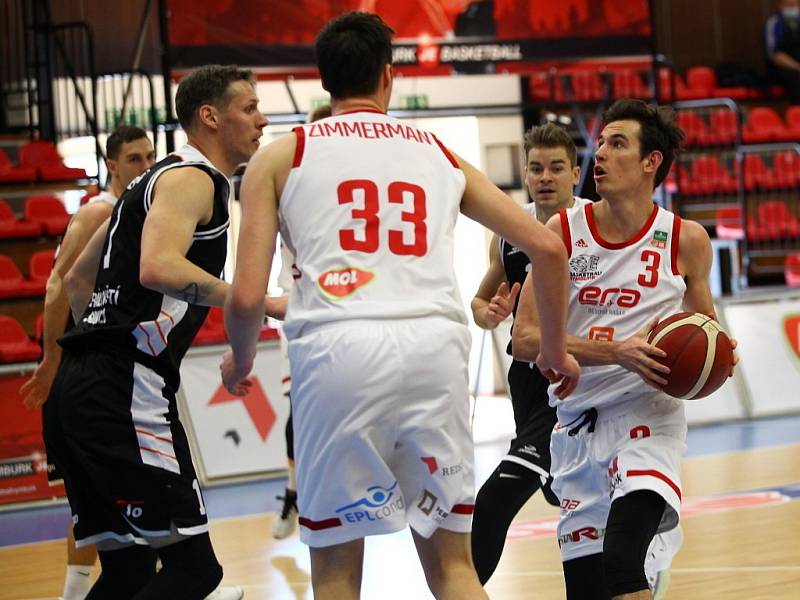 Z basketbalového utkání Final 8 Českého poháru Nymburk - Hradec Králové (103:64)