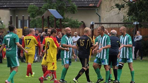 Fotbalisté Kostelní Lhoty si zahráli proti staré gardě pražských Bohemians