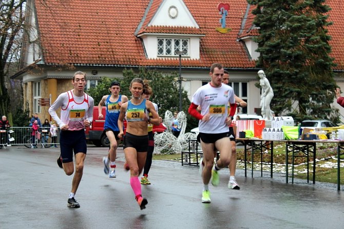 Pošesté se běžel Silvestrovský lázeňský běh na poděbradské kolonádě.