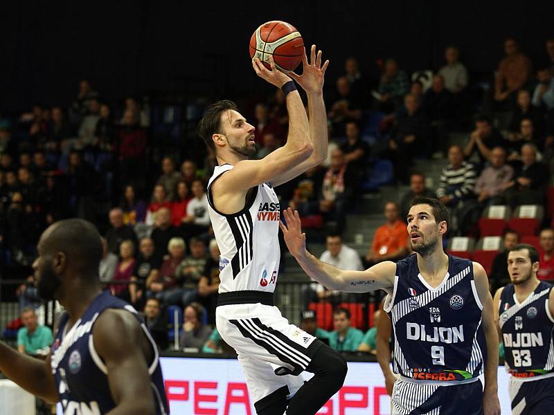 Basketbalisté Nymburka (v bílém) prohráli na své palubovce s francouzským Dijonem rozdílem jedenácti bodů.