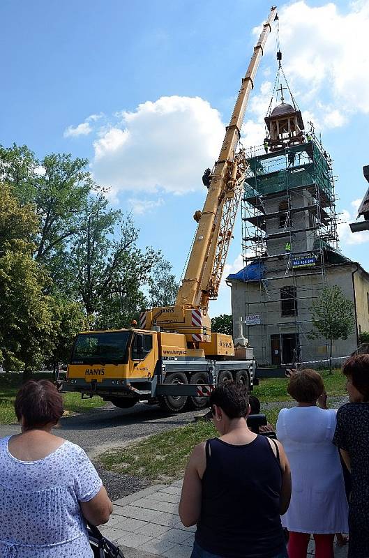 Báň se vrátila na špici kostela v Kostelní Lhotě.