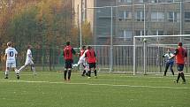 Fotbalisté rezervy poděbradské Bohemie (v bílém) hráli na svém hřišti nerozhodně 2:2 s týmem Kostomlat.