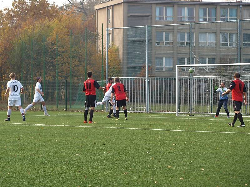 Fotbalisté rezervy poděbradské Bohemie (v bílém) hráli na svém hřišti nerozhodně 2:2 s týmem Kostomlat.