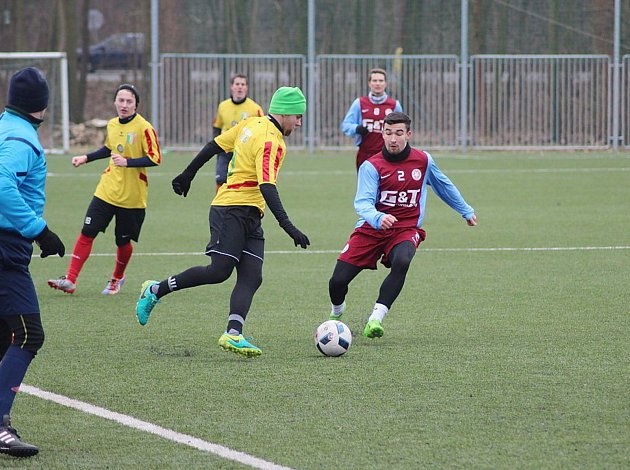 Fotbalisté Bohemie Poděbrady (v rudomodrém) Poděbrad vyhráli v dalším přípravném utkání nad Rejšicemi 1:0.