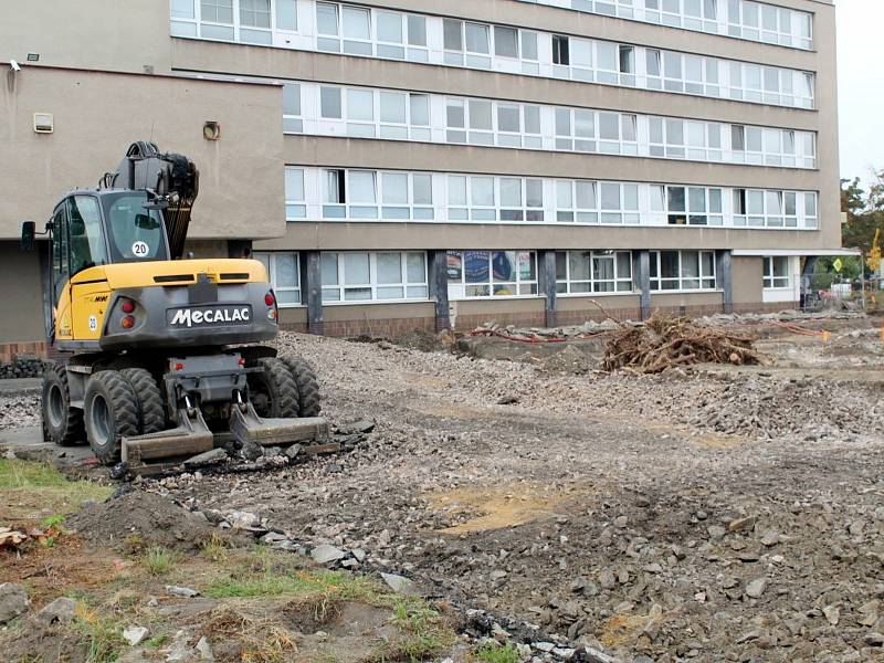Výstavba parkoviště před budovou ředitelství Policie ČR v Nymburce.