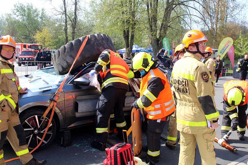 Z krajské soutěže profesionálních hasičů ve vyprošťování zraněných osob z havarovaných vozidel v Poděbradech.