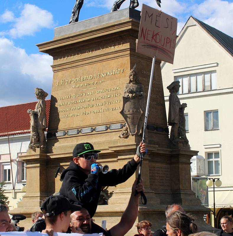 Zastávka Andreje Babiše v pondělí večer na poděbradském náměstí se nesla ve znamení hlučných a bouřlivých protestů. Přibližně padesát odpůrců bývalého premiéra dorazilo s  nesouhlasnými transparenty, megafony a píšťalkami.