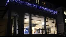 Kromě tradičně krásně nasvíceného centra města evokujícího vánoční atmosféru se tentokrát do světelné parády oblékly i budovy nymburské nemocnice.