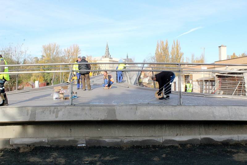 Zakončení lávky na zálabské straně je v obou směrech bezbariérové.