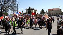 Protesty v Nymburce při jednání sjezdu komunistů a maškarní průvod.