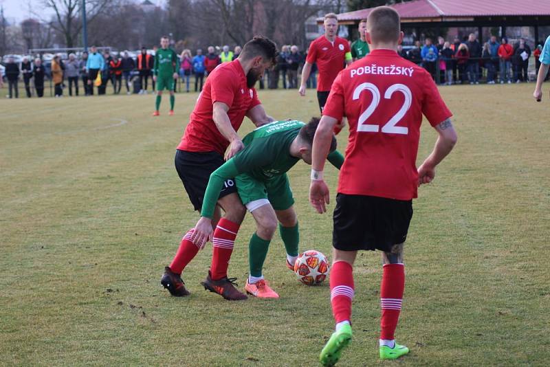 Z divizního fotbalového utkání Polaban Nymburk - Ostrá (1:3)