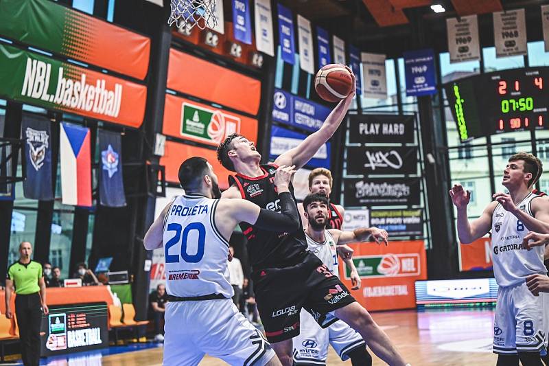 Z basketbalového utkání Kooperativa NBL USK Praha - Nymburk (80:85)