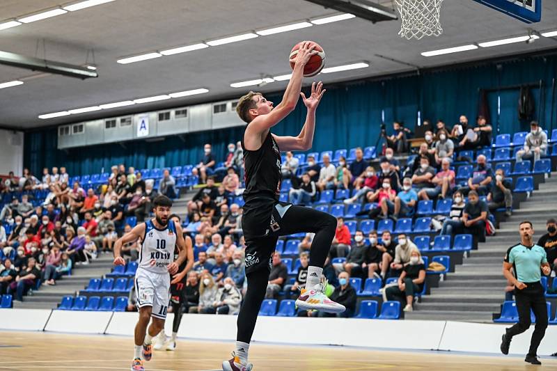 Z basketbalového utkání Kooperativa NBL Kolín - Nymburk (86:91)