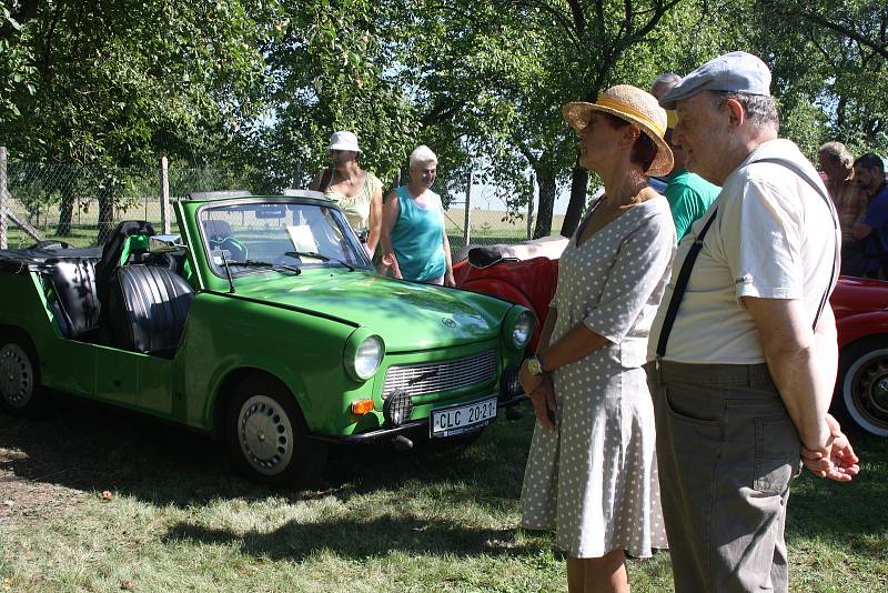 Na tradičním srazu automobilových a motocyklových nadšenců se představilo na dvě stě historických vozidel.