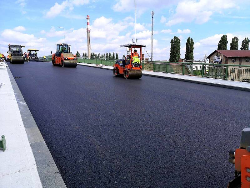 Dokončovací práce na železničním nadjezdu v Lysé nad Labem.