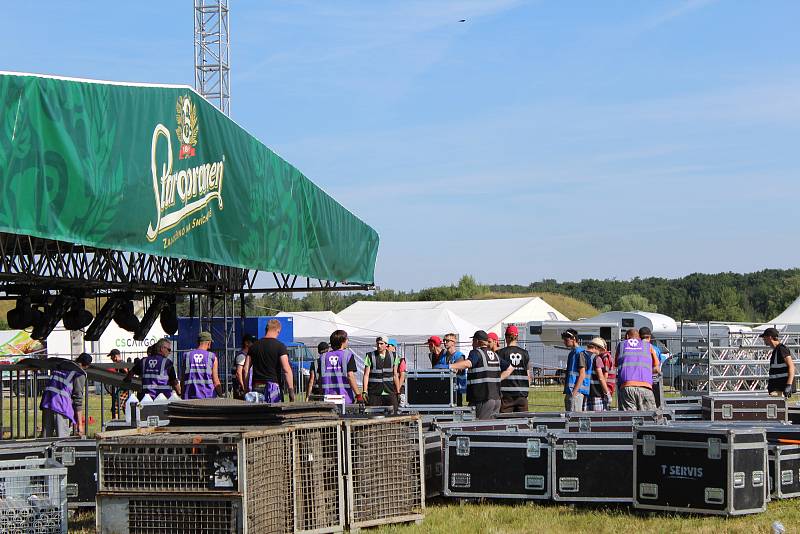 Všechny týmy, které mají na starost zajištění festivalu Votvírák pro desítky tisíc návštěvníků, byly ve čtvrtek v plném nasazení.