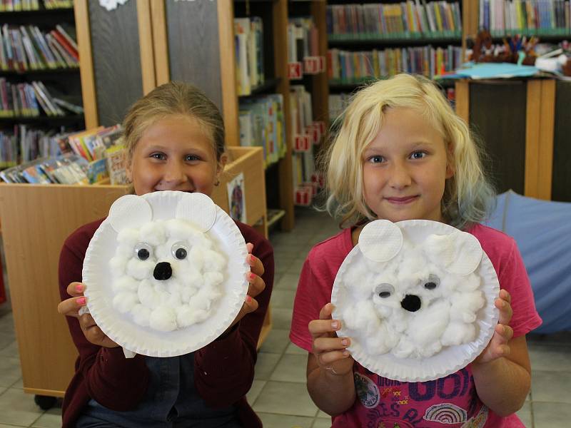 Mrazivé prázdniny aneb Zimu v létě si užívají děti v nymburské knihovně. Několik úkolů z dvaceti splnily také devítileté slečny Amálka (vlevo) a Jolanka.