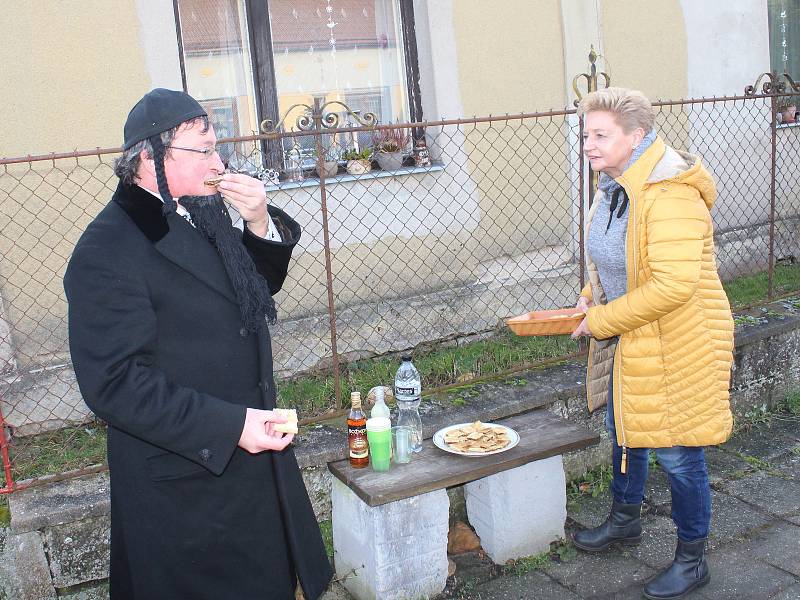 V masopustním průvodu v Dobšicích ožily masky už podesáté.