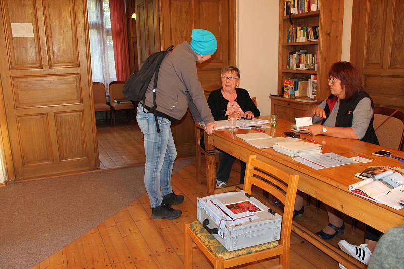 V Osečku podle zkušené volební komise chodí ke komunálním volbám 60 až 70 procent oprávněných voličů.