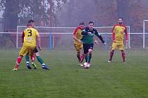 Z fotbalového utkání okresního přeboru Polaban Nymburk B - Kostelní Lhota (0:1)