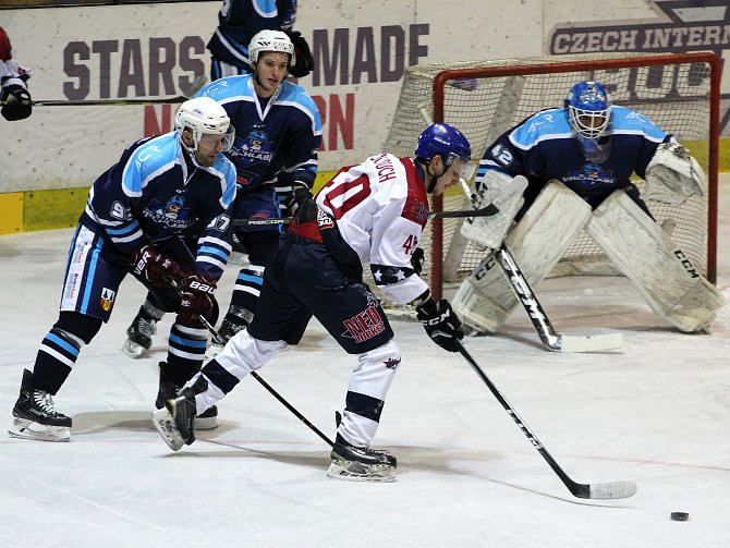 Hokejisté Nymburka (ve světlém) porazili v 35. kole 2. ligy Vrchlabí 3:2.