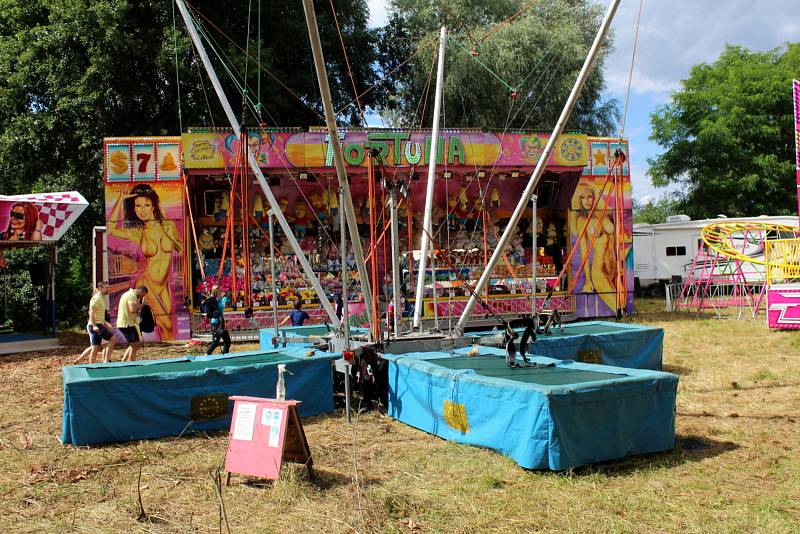 Lunapark je v Poděbradech u severního vstupu poblíž hlavního parkoviště.