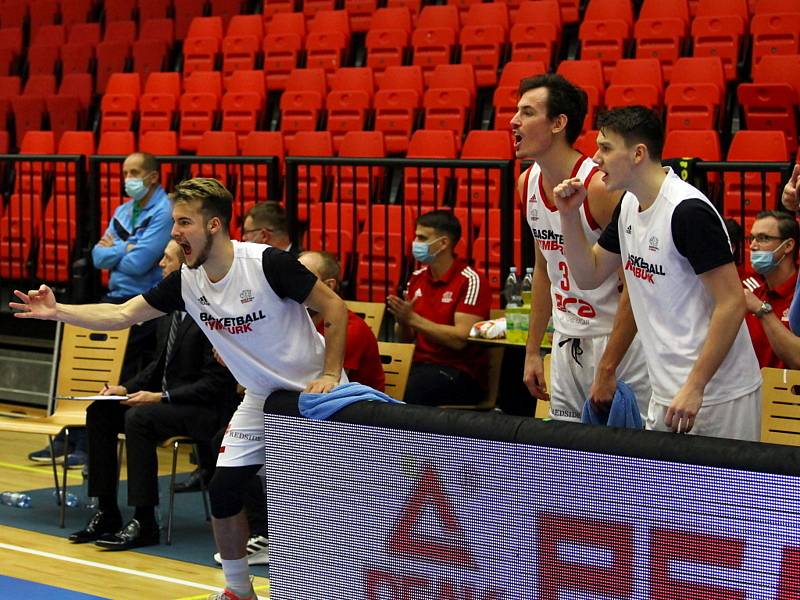 Z basketbalového utkání Ligy mistrů Nymburk - Keravnos. Foto: Tomáš Laš