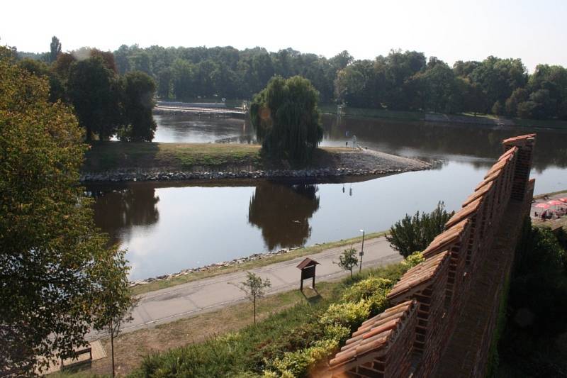 Z ochozů hradeb se návštěvníkům otevře podobný pohled, jako z občas zpřístupněné věže Kaplanky.