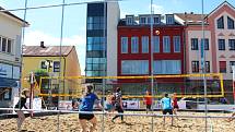 Na nymburské náměstí Přemyslovců se po řadě let vrátila sportovní atrakce v podobě beach volejbalu.