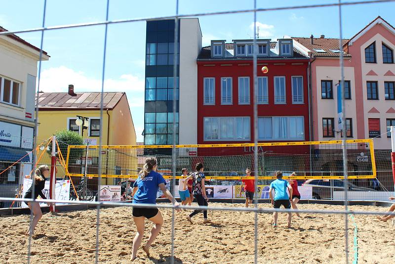 Na nymburské náměstí Přemyslovců se po řadě let vrátila sportovní atrakce v podobě beach volejbalu.