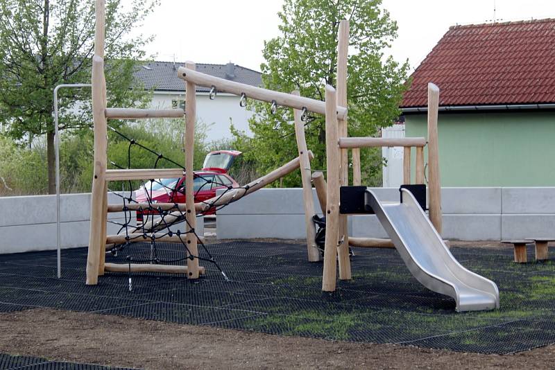 Dokončované hřiště s relaxační plochou v zadní části jankovického sídliště.