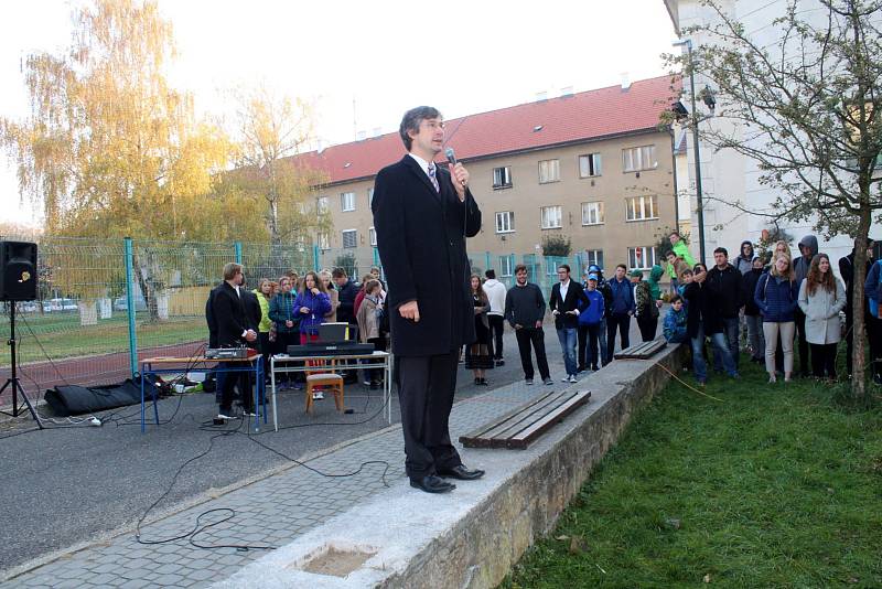 U Gymnázia Bohumila Hrabala roste od pondělí 22. října Lípa republiky.