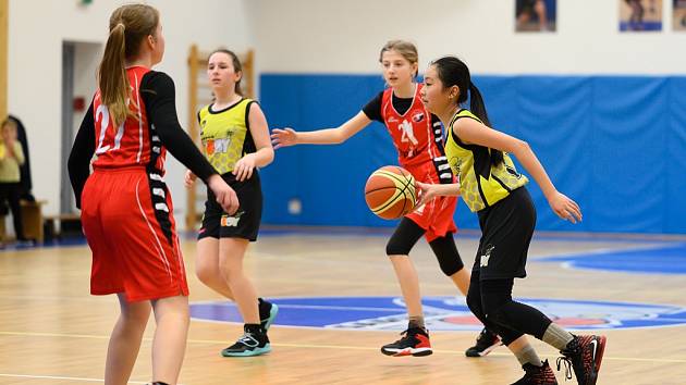 Z basketbalového utkání Středočeského přeboru starších minižákyň U13 Sadská - Mladá Boleslav (119:12)