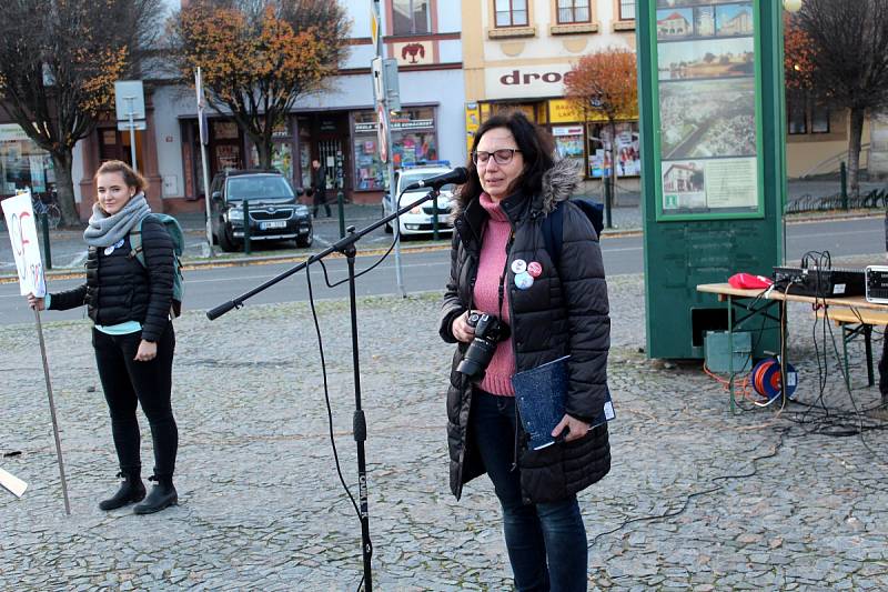 V Nymburce vyvrcholily oslavy 30. výročí Sametové revoluce v neděli odpoledne průvodem a shromážděním na náměstí.