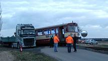 U Běrunic se střetl osobní vlak s nákladním automobilem.