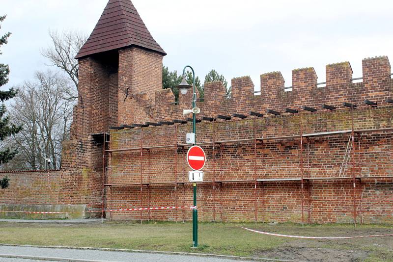 V obou věžích budou vybudována točitá dřevěná schodiště propojená speciální lávkou.