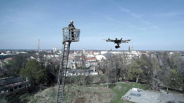 Nymburk je prvním městem v republice, kde dobrovolní hasiči ve spolupráci s firmou Aerovision testují drony právě pro potřeby hasičů na ostrých výjezdech.