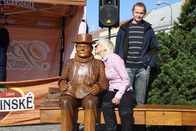 V Nymburce byla na Náměstí Přemyslovců slavnostně odhalena socha sedícího Bohumila Hrabala.
