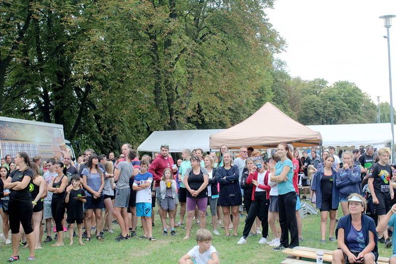 Ze 17. ročníku závodů dračích lodí v Nymburce.