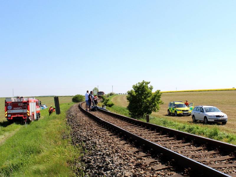 Tragédie se stala v pátek po deváté hodině ráno zhruba 300 metrů od železničního přejezdu ve Všechlapech. Osobní vlak směřující z Nymburka do Městce Králové usmrtil dvaasedmdesátiletou ženu.