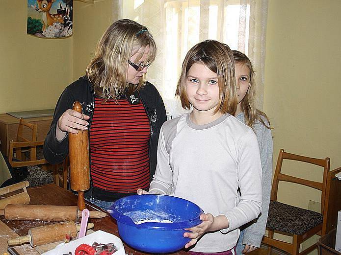 Děti v Sadské tráví jarní prázdniny v kulturním centru. Ve středu pekly dobroty.