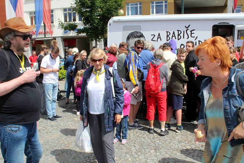 Setkání příznivců i odpůrců Andreje Babiše na náměstí v Nymburce.