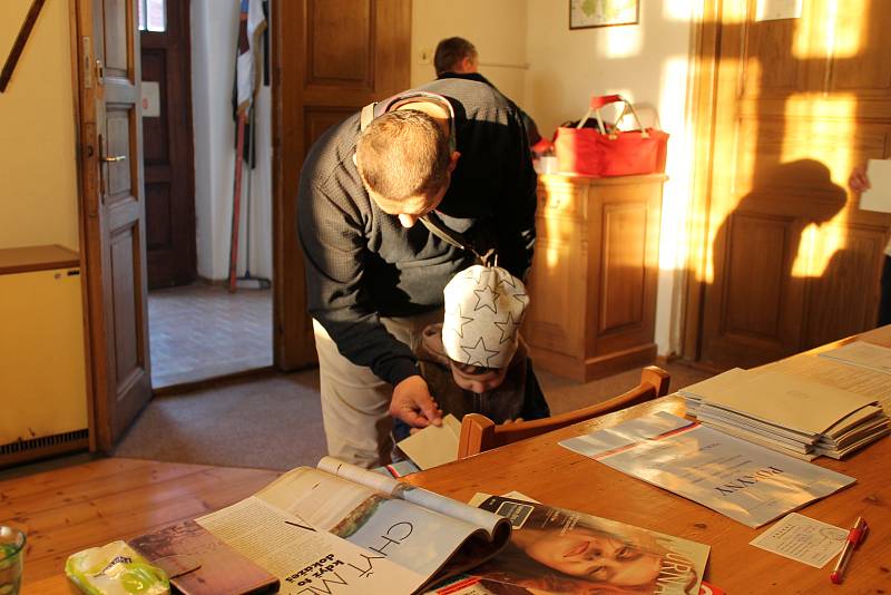 V Osečku podle zkušené volební komise chodí ke komunálním volbám 60 až 70 procent oprávněných voličů.