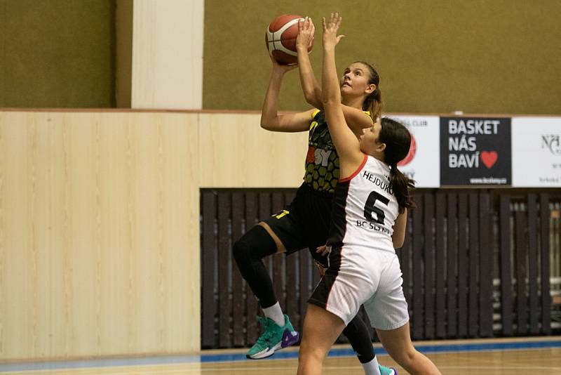 Z basketbalového utkání žákovské ligy starších žákyň U15 Slaný - Sadská 51:59